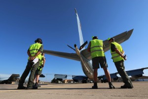 Les mécaniciens préparent un avion avant un départ en mission. Photo: Frédéric Lert