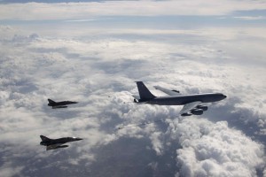 Plus aucune opération aérienne ne se conçoit sans les KC-135FR: No gas, No war! Le KC-135FR peut recevoir deux chasseurs simultanément. Photo: SIRPA AIR.