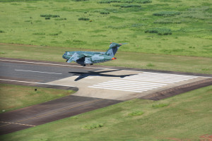 1_KC-390_Landing_01