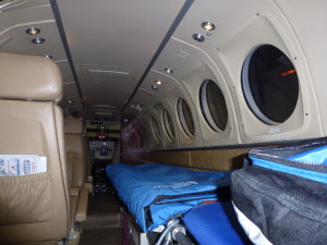 L'intérieur d'évacuation aéromédicale du King Air 200C de MaxAviation.