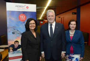 Suzanne Benoit, PDG, Aéro Montréal; Philippe Couillard, Premier ministre du Québec; Hélène V. Gagnon, Vice-présidente, Affaires publiques et communications mondiales CAE et Présidente du conseil d'administration, Aéro Montréal. Photo: Robert Laflamme. 