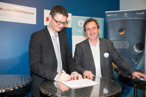 Signature de l'accord Oreo - Savoir Faire Linux, Étienne Juliot, vice-président et cofondateur d’oreo et Christophe Villemer, vice-président exécutif de Savoir-faire Linux