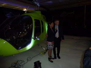 Dominique Anglade et Mitch Snyder devant un des trois prototypes du Bell 505 Jet Ranger X. Photo: Philippe Cauchi.
