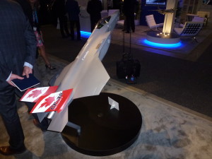 Maquette du F-35 au stand Lockheed Martin à CANSEC 2016. Photo: Philippe Cauchi.