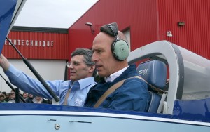 Yves Rossy aux commande du RV-6A de l'ÉNA. Photo: ÉNA.