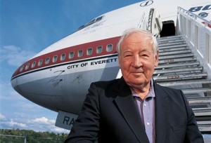 Joe Sutter devant le Boeing 747-100 'City of Everett'. 